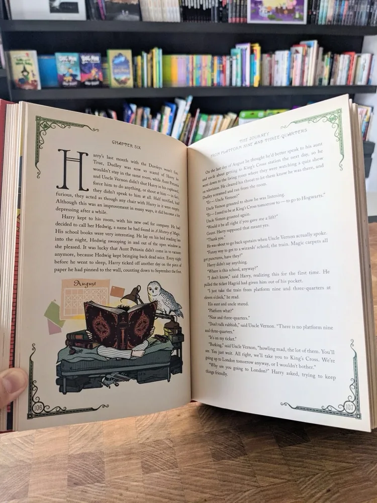 英文哈利波特展開的小說書頁,呈現較長段落的閱讀內容